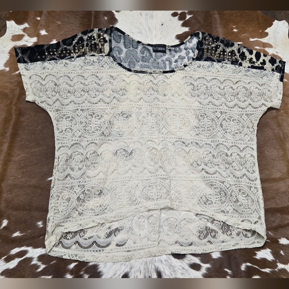 Daytrip Lace Top with Black and Cream Design